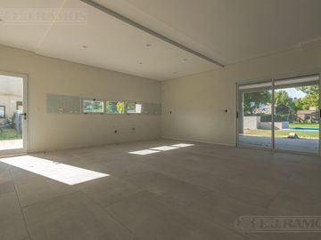 LJ RAMOS | VENTA| CASA BARRIO CERRADO HARAS DEL SOL | PILAR | SIST CONSTRUCTIVO DE ULT TECNOLOGÍA
