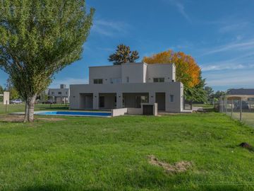 LJ RAMOS | VENTA| CASA BARRIO CERRADO HARAS DEL SOL | PILAR | SIST CONSTRUCTIVO DE ULT TECNOLOGÍA
