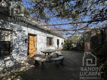 Casa en Berazategui en Venta   Depto a continuacion.