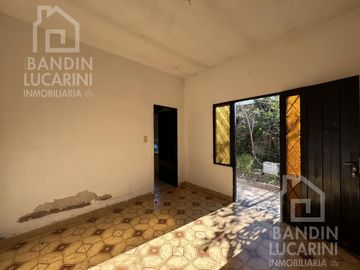 Casa en Berazategui en Venta   Depto a continuacion.