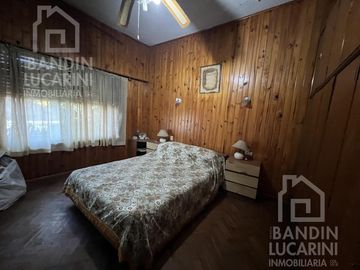 Casa en Berazategui en Venta   Depto a continuacion.