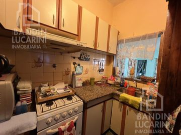 Casa en Berazategui en Venta   Depto a continuacion.