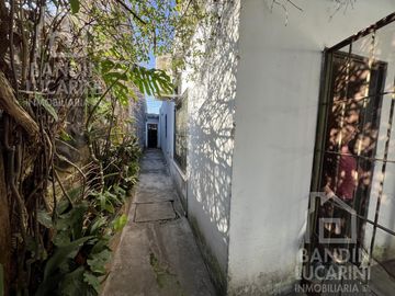 Casa en Berazategui en Venta   Depto a continuacion.