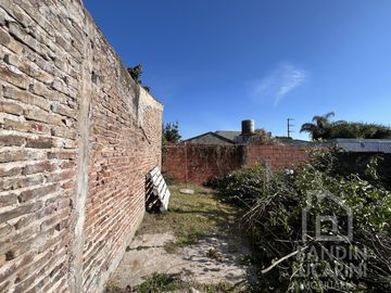 Casa en Berazategui en Venta   Depto a continuacion.