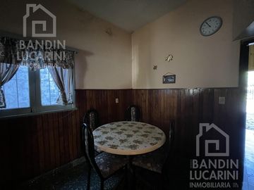 Casa en Berazategui en Venta   Depto a continuacion.