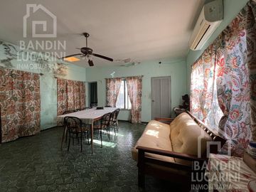 Casa en Berazategui en Venta   Depto a continuacion.