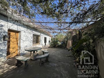 Casa en Berazategui en Venta   Depto a continuacion.