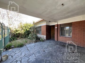 Casa en Berazategui en Venta   Depto a continuacion.