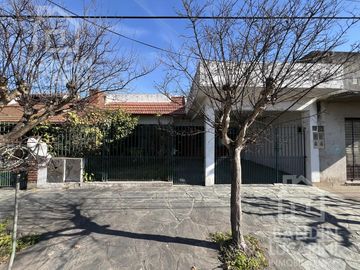 Casa en Berazategui en Venta   Depto a continuacion.
