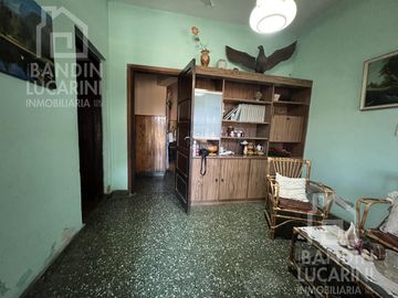 Casa en Berazategui en Venta   Depto a continuacion.