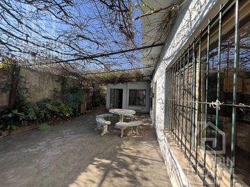 Casa en Berazategui en Venta   Depto a continuacion.
