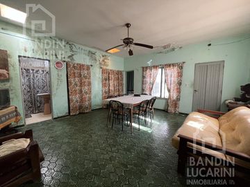 Casa en Berazategui en Venta   Depto a continuacion.