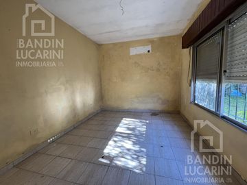 Casa en Berazategui en Venta   Depto a continuacion.