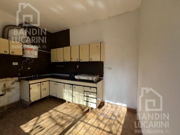 Casa en Berazategui en Venta   Depto a continuacion.