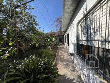 Casa en Berazategui en Venta   Depto a continuacion.