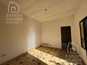Casa en Berazategui en Venta   Depto a continuacion.