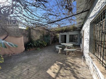 Casa en Berazategui en Venta   Depto a continuacion.