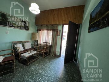 Casa en Berazategui en Venta   Depto a continuacion.