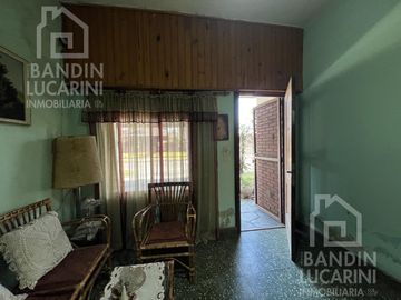 Casa en Berazategui en Venta   Depto a continuacion.