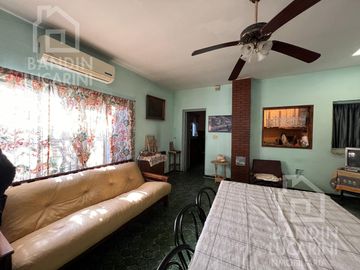 Casa en Berazategui en Venta   Depto a continuacion.