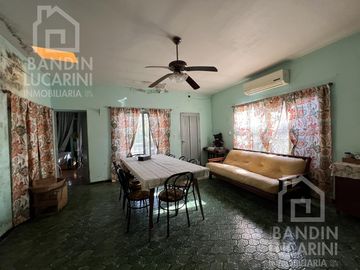 Casa en Berazategui en Venta   Depto a continuacion.