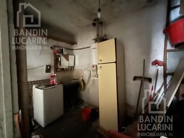 Casa en Berazategui en Venta   Depto a continuacion.