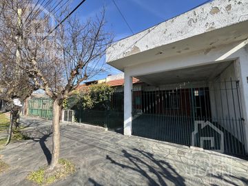 Casa en Berazategui en Venta   Depto a continuacion.