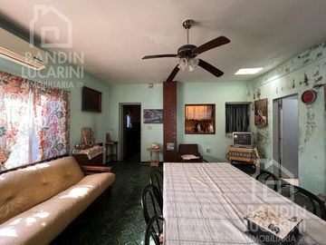 Casa en Berazategui en Venta   Depto a continuacion.