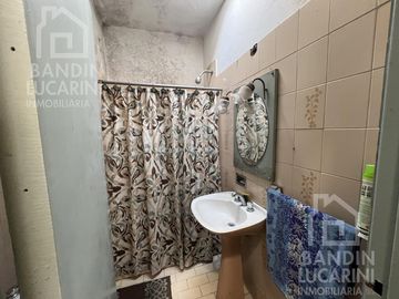 Casa en Berazategui en Venta   Depto a continuacion.