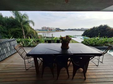 Importante casa en venta a la Laguna Puertos del lago muelles