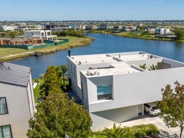 Importante casa en venta a la Laguna Puertos del lago muelles