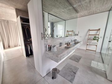 Importante casa en venta a la Laguna Puertos del lago muelles