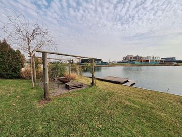 Importante casa en venta a la Laguna Puertos del lago muelles