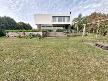 Importante casa en venta a la Laguna Puertos del lago muelles