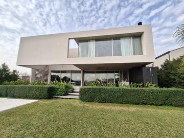 Importante casa en venta a la Laguna Puertos del lago muelles