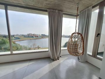 Importante casa en venta a la Laguna Puertos del lago muelles