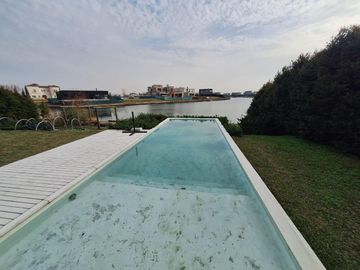 Importante casa en venta a la Laguna Puertos del lago muelles