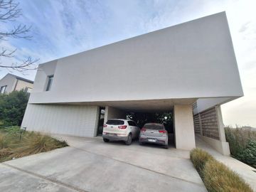 Importante casa en venta a la Laguna Puertos del lago muelles