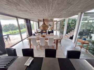 Importante casa en venta a la Laguna Puertos del lago muelles