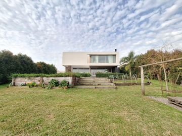 Importante casa en venta a la Laguna Puertos del lago muelles