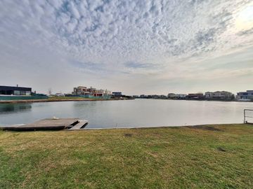 Importante casa en venta a la Laguna Puertos del lago muelles