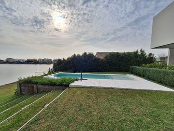 Importante casa en venta a la Laguna Puertos del lago muelles