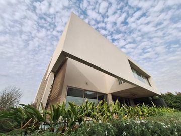 Importante casa en venta a la Laguna Puertos del lago muelles