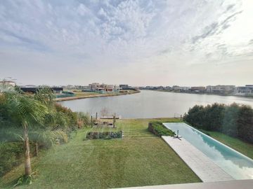 Importante casa en venta a la Laguna Puertos del lago muelles