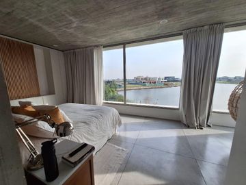 Importante casa en venta a la Laguna Puertos del lago muelles