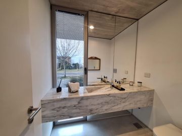 Importante casa en venta a la Laguna Puertos del lago muelles