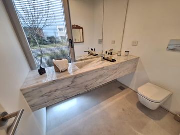 Importante casa en venta a la Laguna Puertos del lago muelles