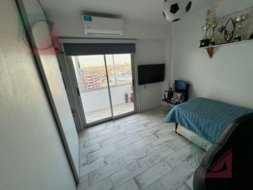 Departamento  4 ambientes con dos cochera y piscina en Lanús Oeste centro