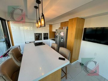 Departamento  4 ambientes con dos cochera y piscina en Lanús Oeste centro