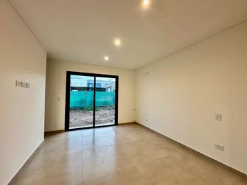 Casa a estrenar tres dormitoios en una planta.
